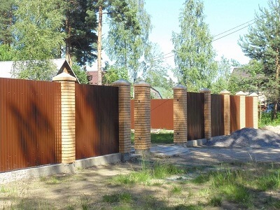 Монтаж забора из металлопрофия в Калинковичах