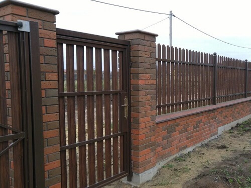 Установка забора из металлоштакетника в Калинковичах